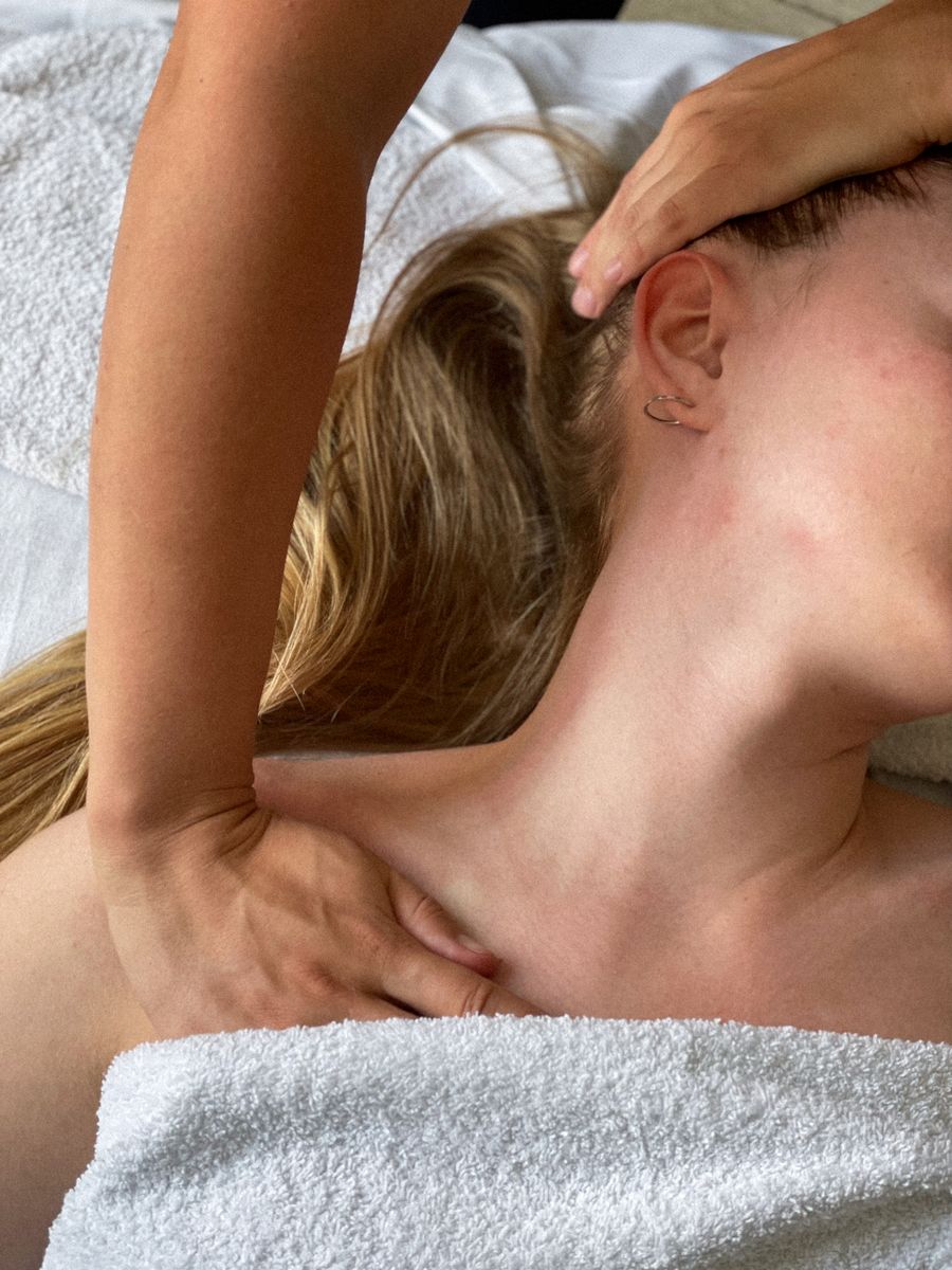 Мастер массажа выполняет процедуру для снятия напряжения и улучшения самочувствия